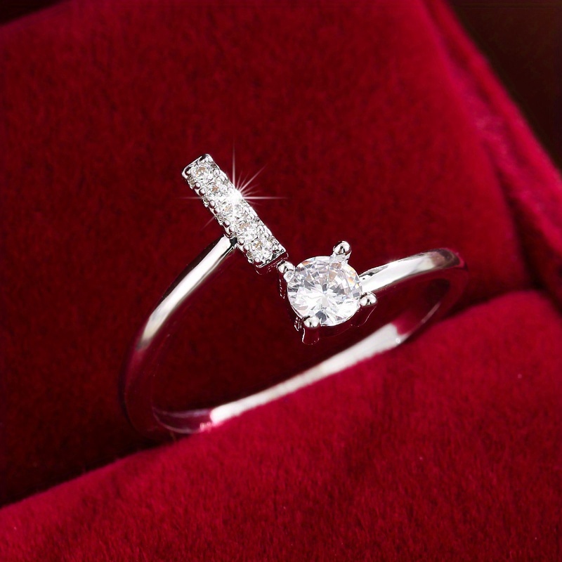 Inel înconjurat cu litere elegant, cu zirconi strălucitori