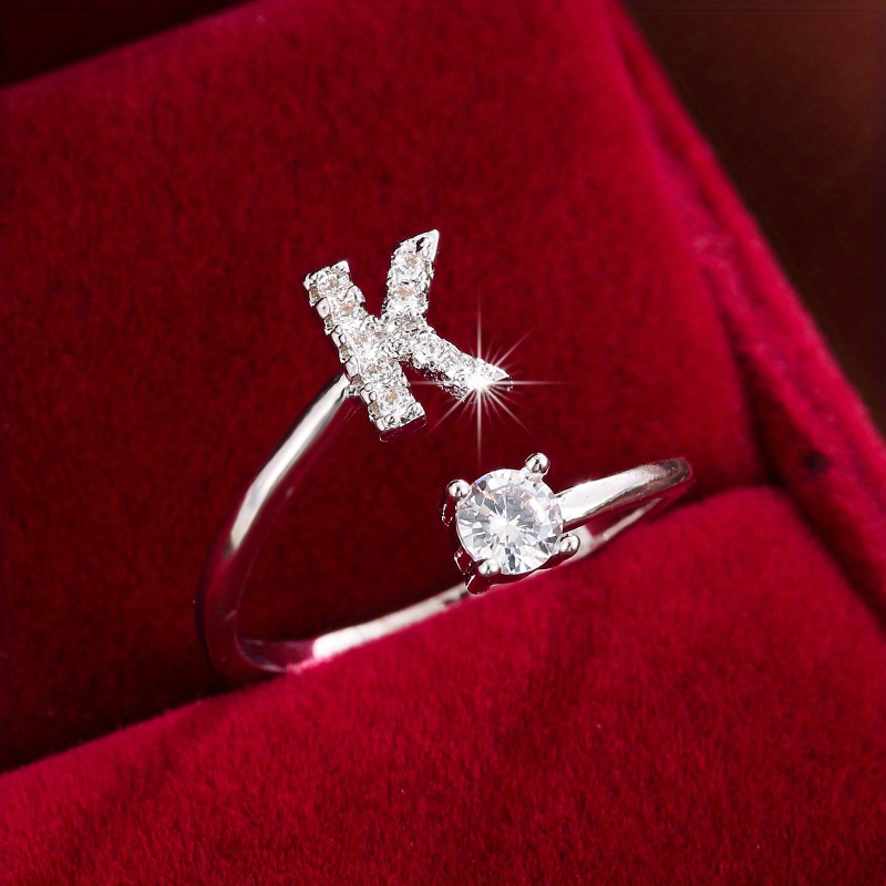 Inel înconjurat cu litere elegant, cu zirconi strălucitori