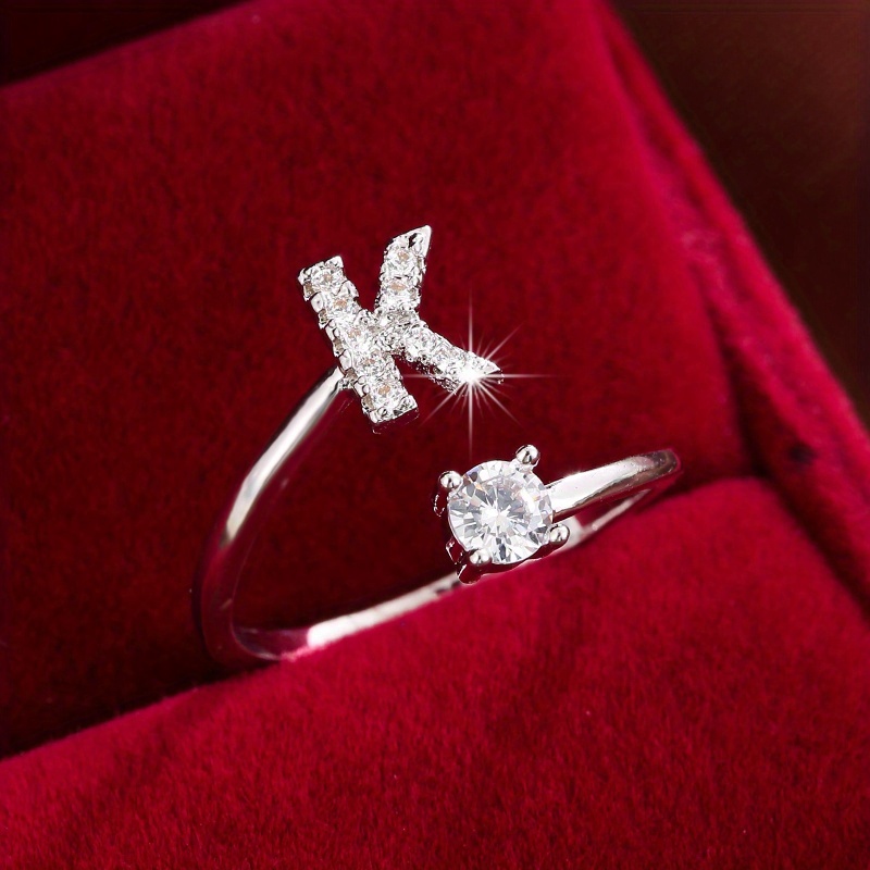 Inel înconjurat cu litere elegant, cu zirconi strălucitori