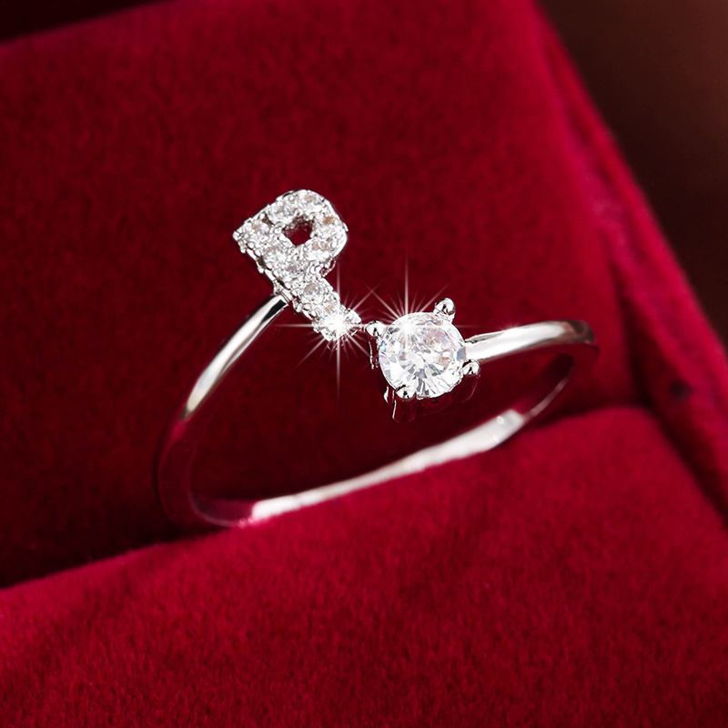 Inel înconjurat cu litere elegant, cu zirconi strălucitori