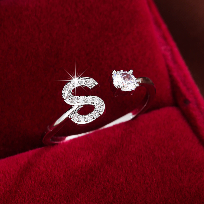 Inel înconjurat cu litere elegant, cu zirconi strălucitori