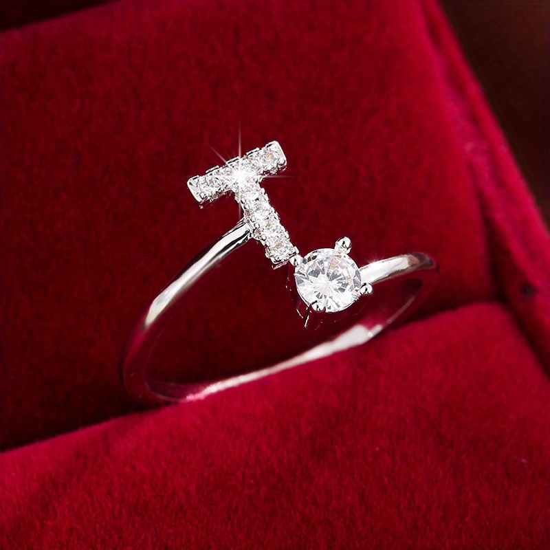 Inel înconjurat cu litere elegant, cu zirconi strălucitori