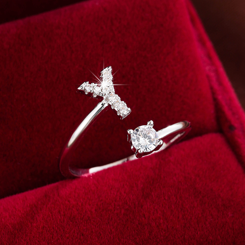 Inel înconjurat cu litere elegant, cu zirconi strălucitori