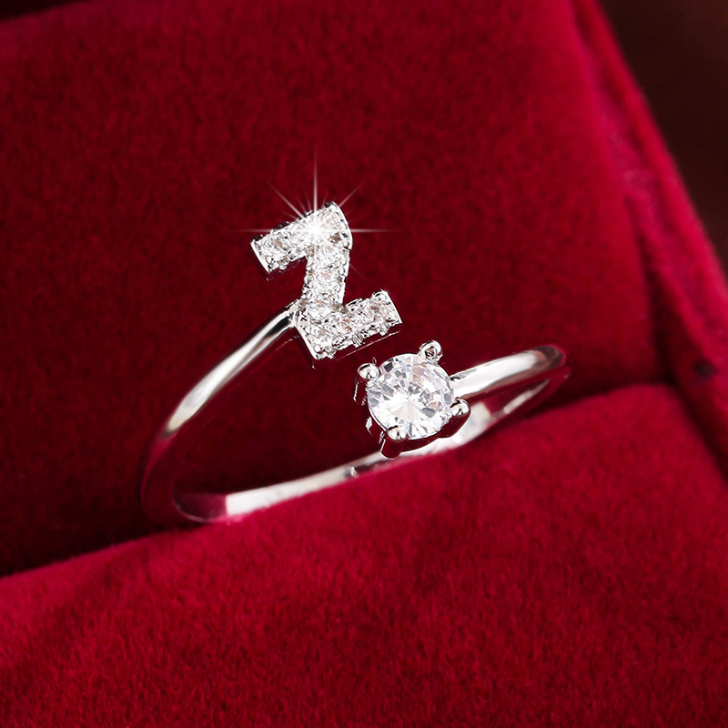 Inel înconjurat cu litere elegant, cu zirconi strălucitori