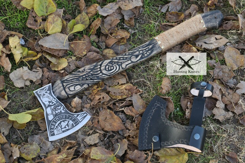 Topor viking forjat manual cu mâner sculptat