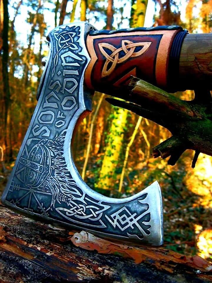 Topor viking forjat manual cu mâner sculptat