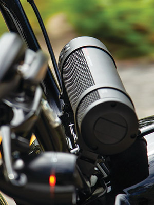 Motorcycle handlebar attachment Kuryakyn Road Thunder Sound Bar Plus speaker with bluetooth function