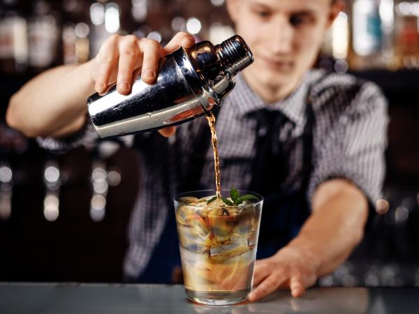 Product Introduction of Euhomy Clear Crescent Ice Maker with handle 16pcs in 12min,sufficient daily production 28lbs,self-cleaning 20min per cycle.Perfect for home,kitchen,camping and parties. 4