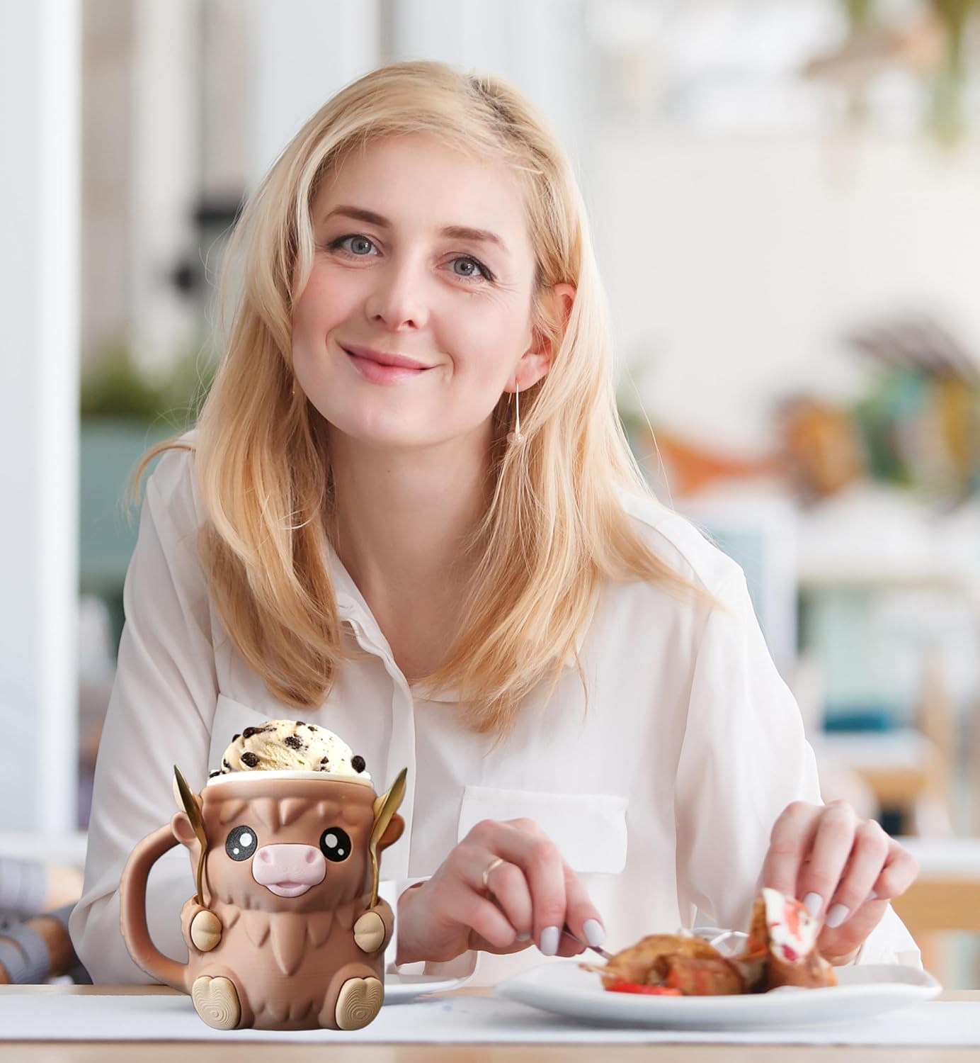 Highland Cow Ice Pint Holder, Cute Cow Ice Cream Pint Holder, Anti-Freeze Hands Ice Cream Sundae with Spoon Slot, Secret Snack Drawer, Reusable Ice Cream, Gift (Pink-1 with Spoons)