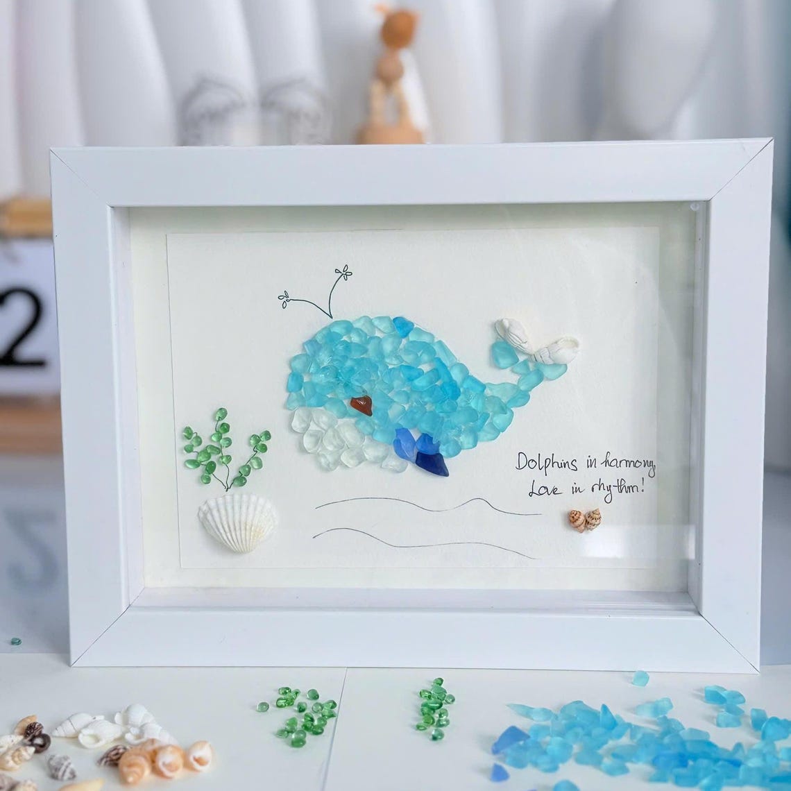 海玻璃鲸鱼墙饰 - 可定制文字的海岸艺术装饰 - 手工礼物