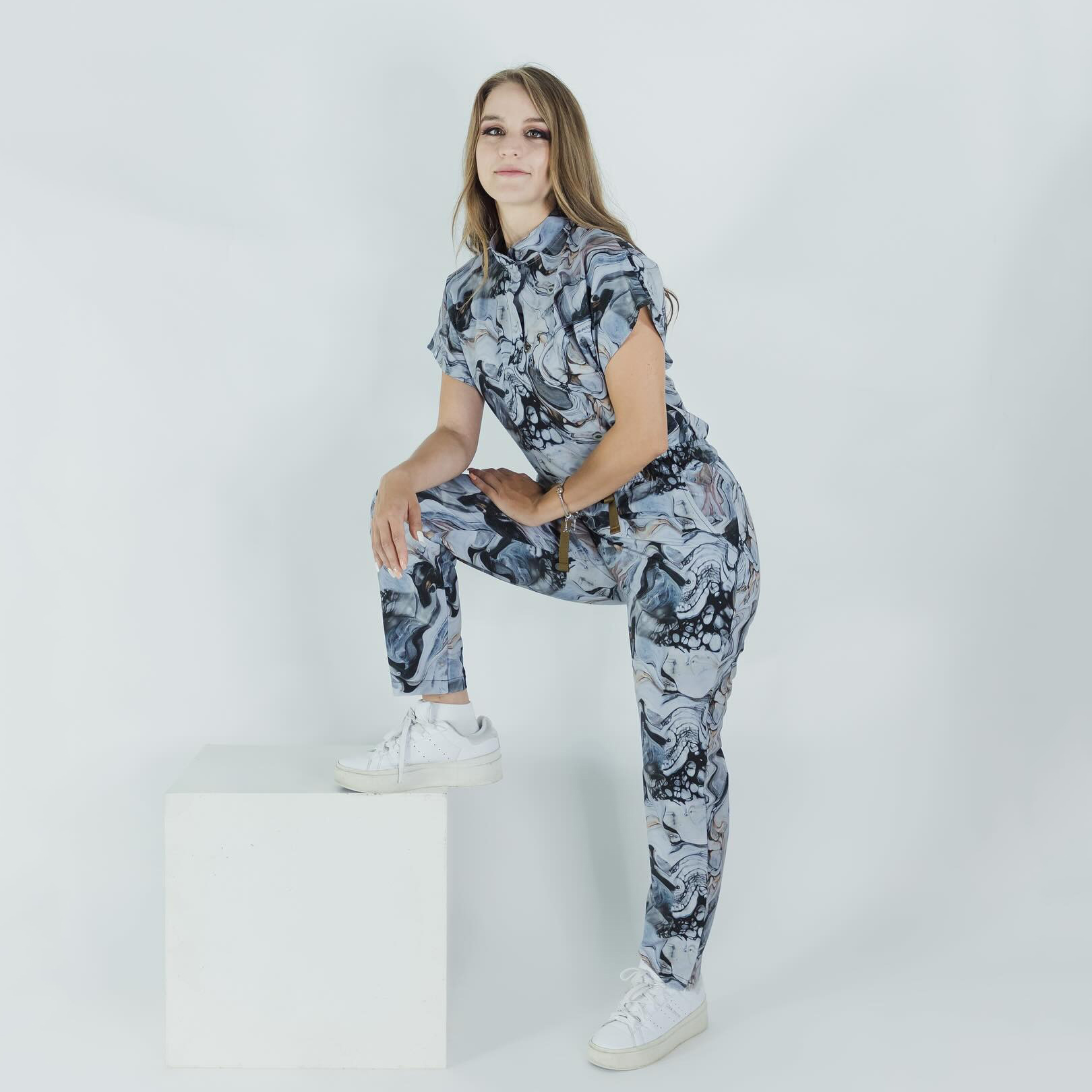 Women's Grey Marble Print Jogger Scrub Set JOJ1