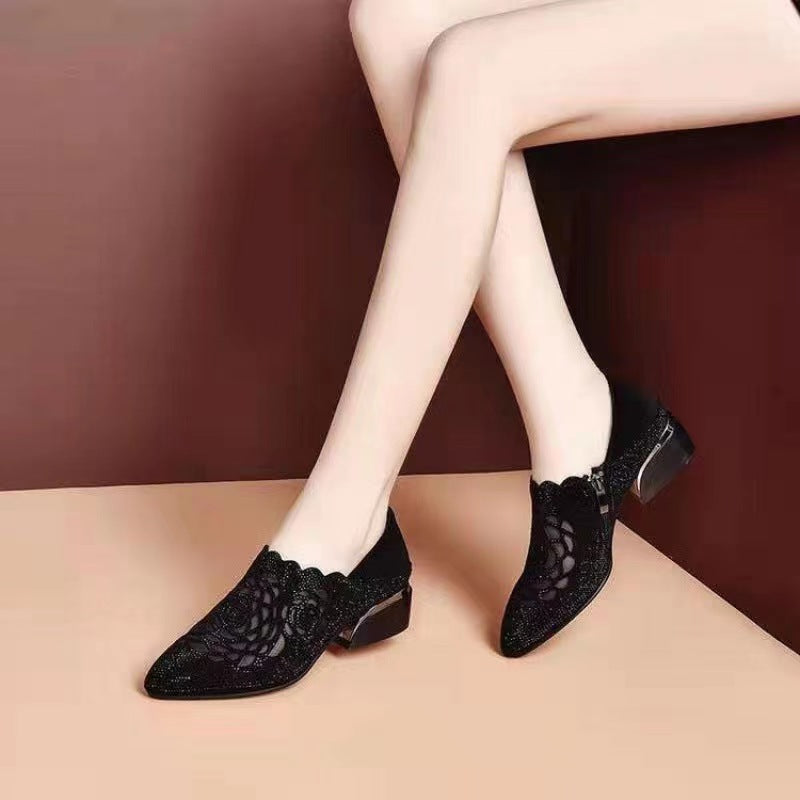 Prodyšné lodičky ze síťoviny se špičatou špičkou a mohutným podpatkem