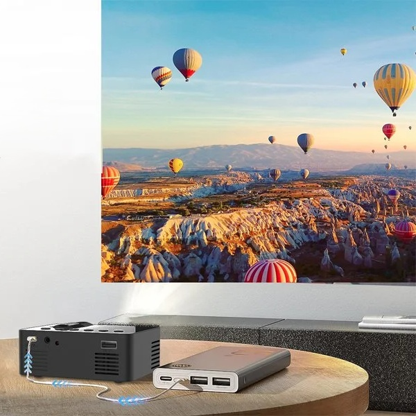 Cine en casa con mini proyector inalámbrico