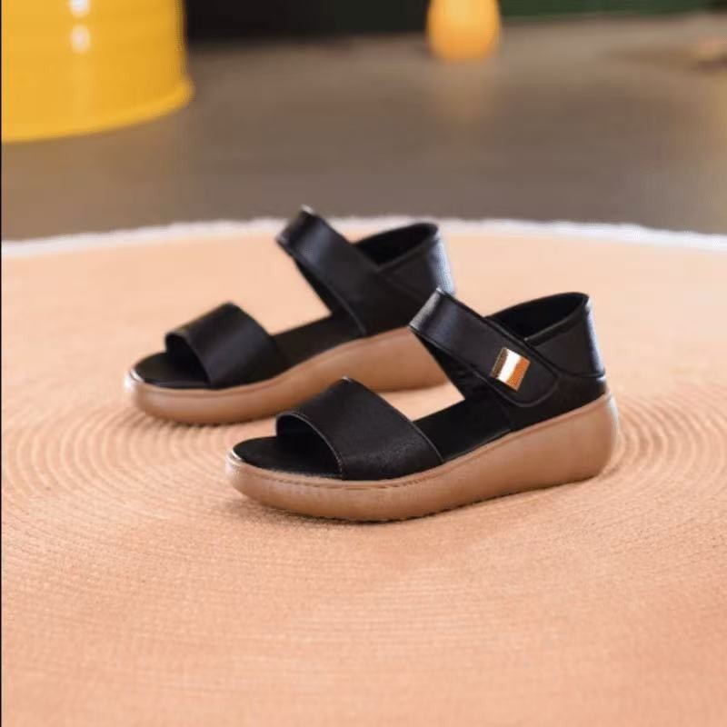 Minimalistische modische römische Sandalen