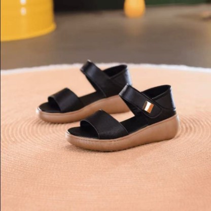 Minimalistische modische römische Sandalen