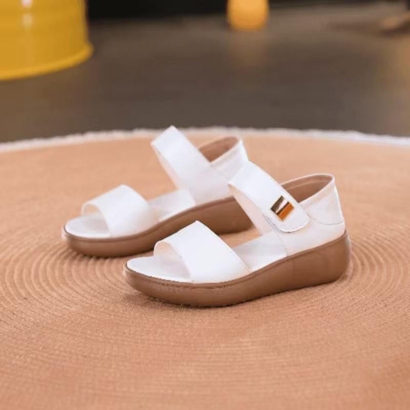 Minimalistische modische römische Sandalen