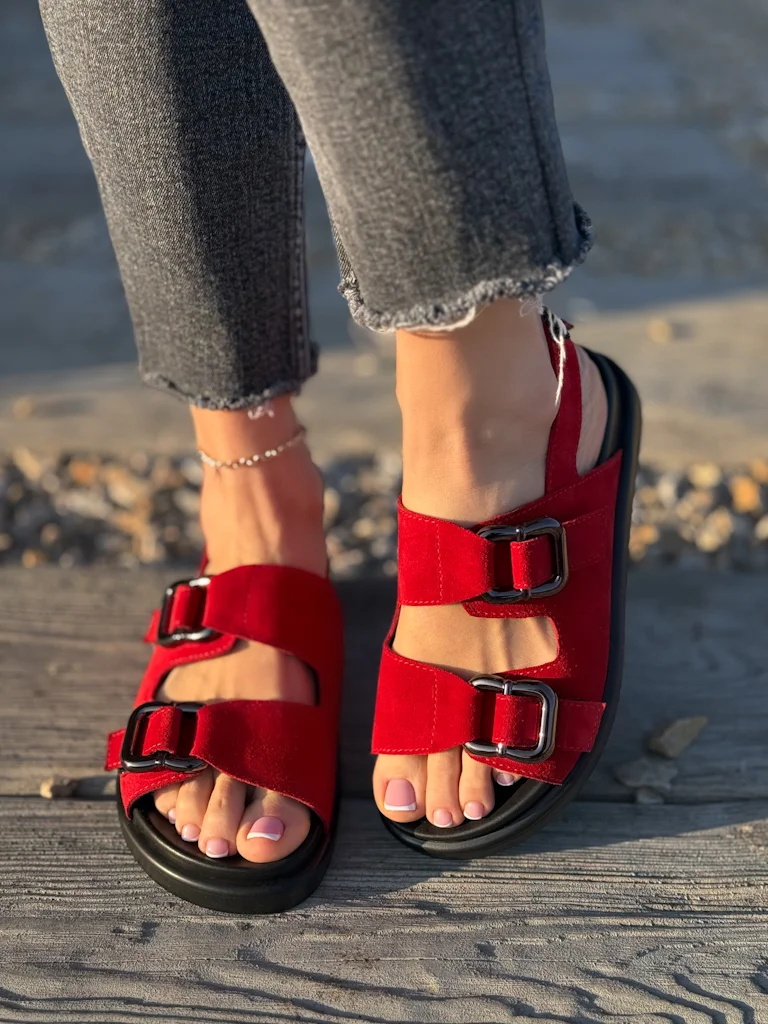 Red Square Buckle Shoes