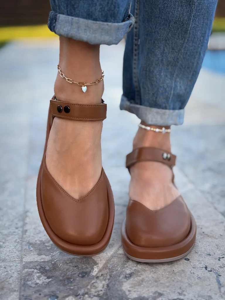 Shiny Cowhide Color Buttoned Round Toe Shoes