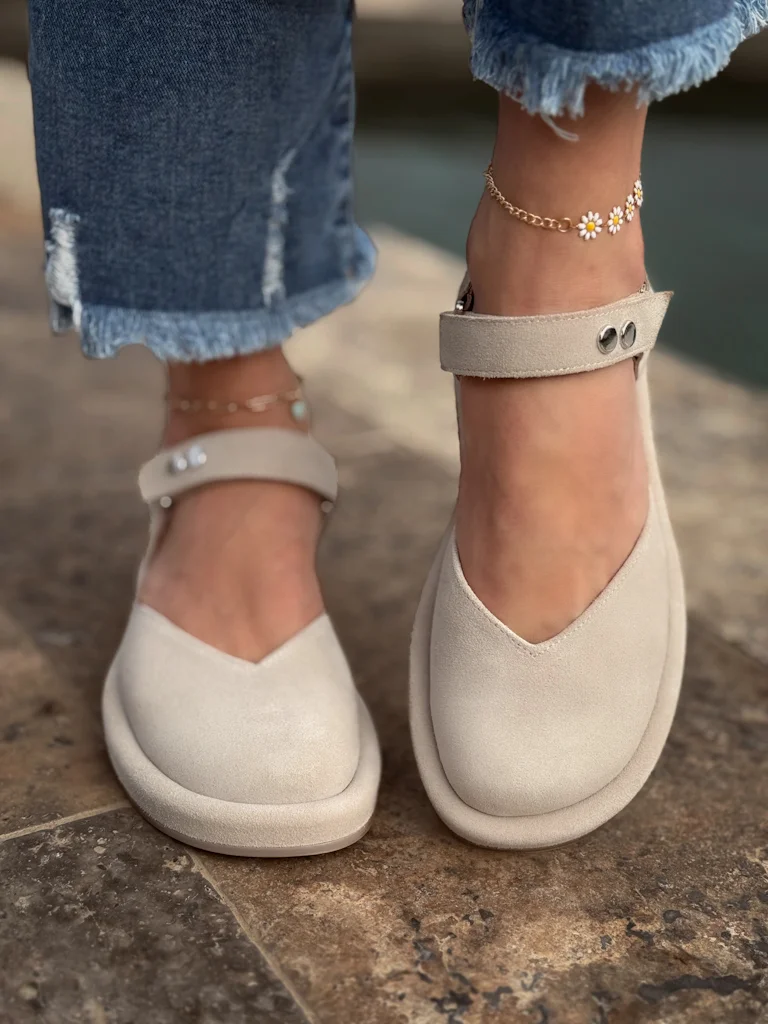 Moonlight White Buttoned Round Toe Shoes