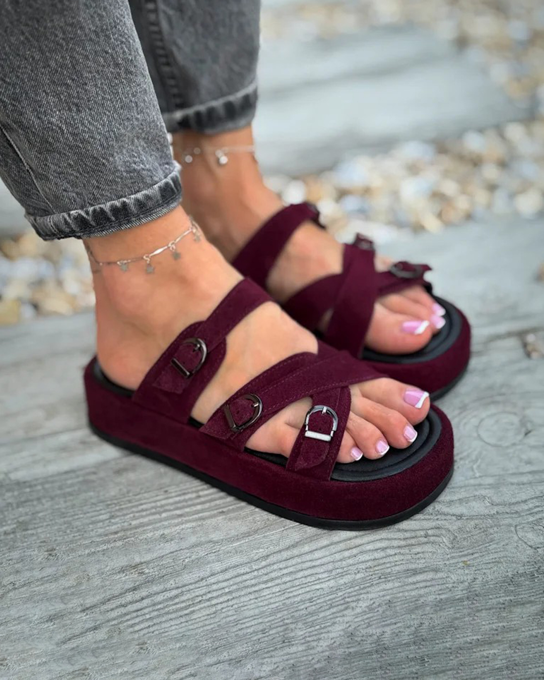 Sunset Wine Three Strap Cross Lock Buckle Casual Shoes