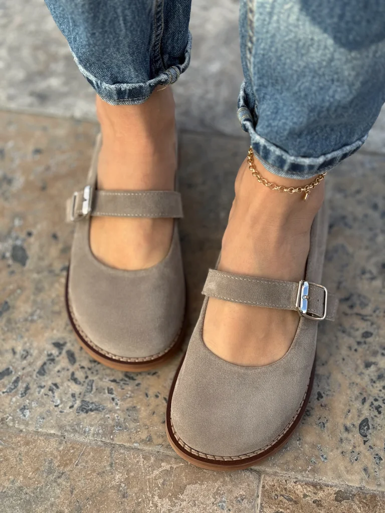 Elegant Coconut Gray Round Toe Lock Strap Casual Shoes