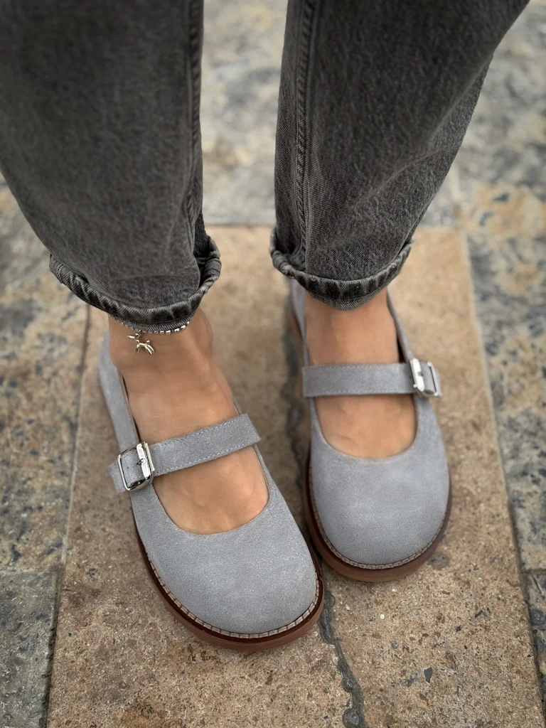 Coconut Gray Round Toe Lock Strap Casual Shoes