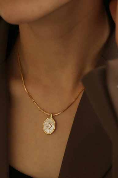 White pearl shell pendant necklace