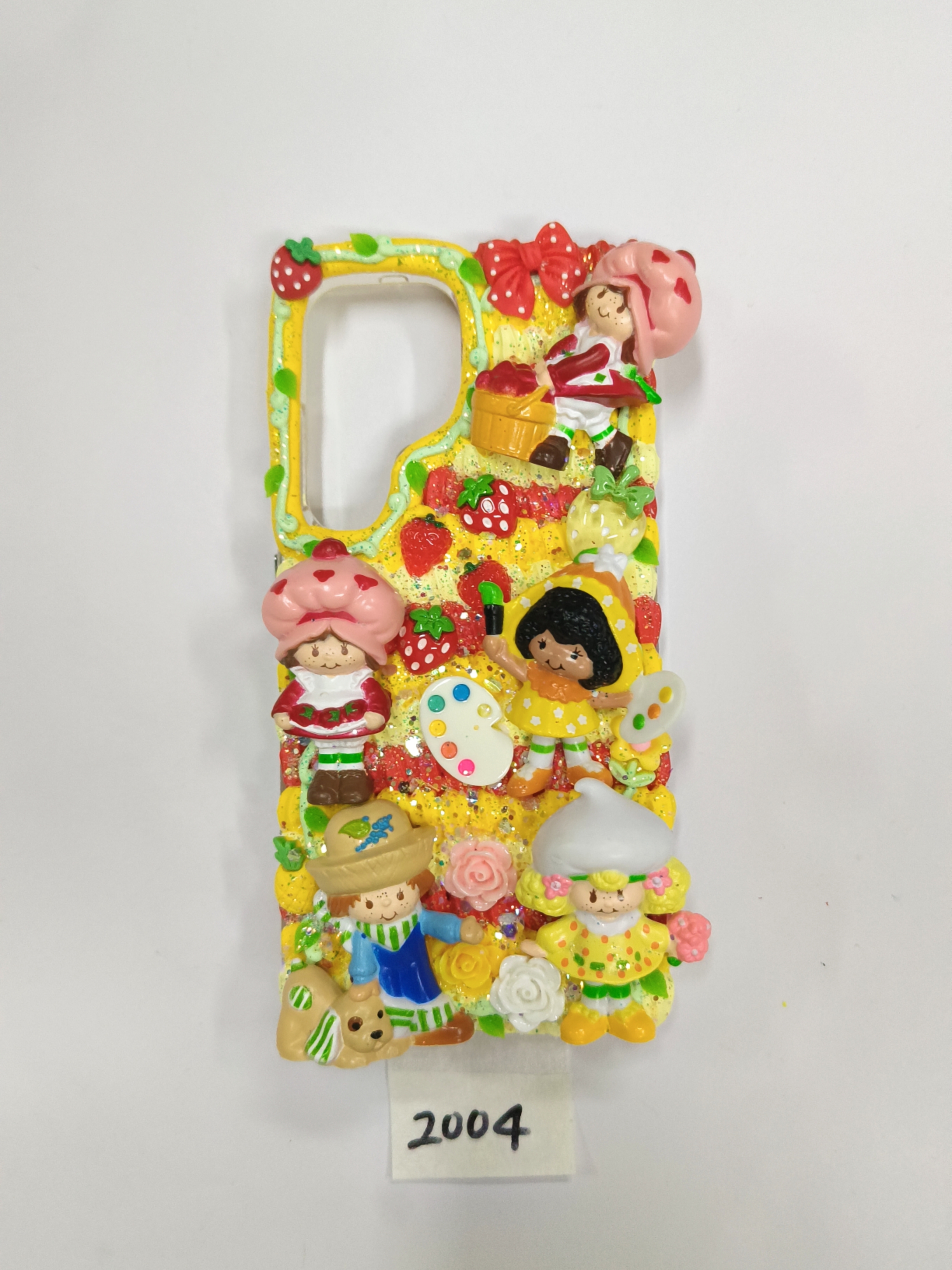 A strawberry shortcake phone case that combines beauty and functionality! The soft cream glue not only restores the healing appearance of strawberry shortcake, but also gently wraps the phone's edges for better anti-drop and anti-scratch protection.