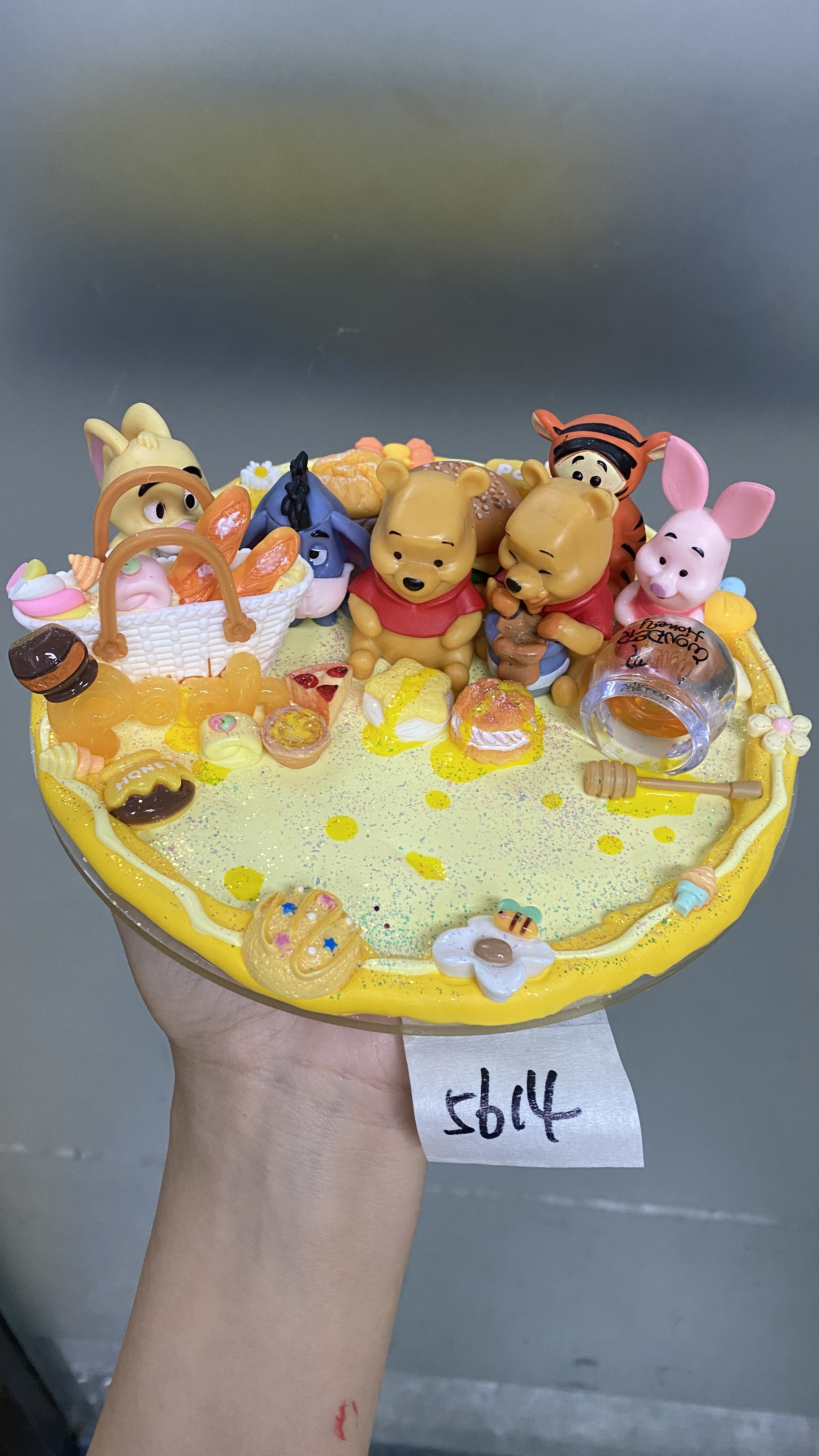 Winnie the Pooh mobile phone holder, yellow style, 3D three-dimensional decoration, art gift, display stand.