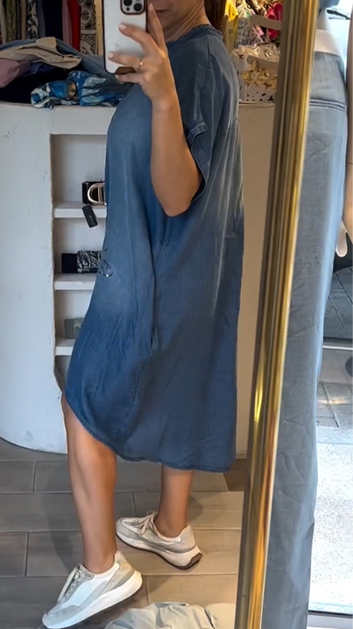 Robe décontractée en jean avec col en V et boutons, idéale pour un style quotidien