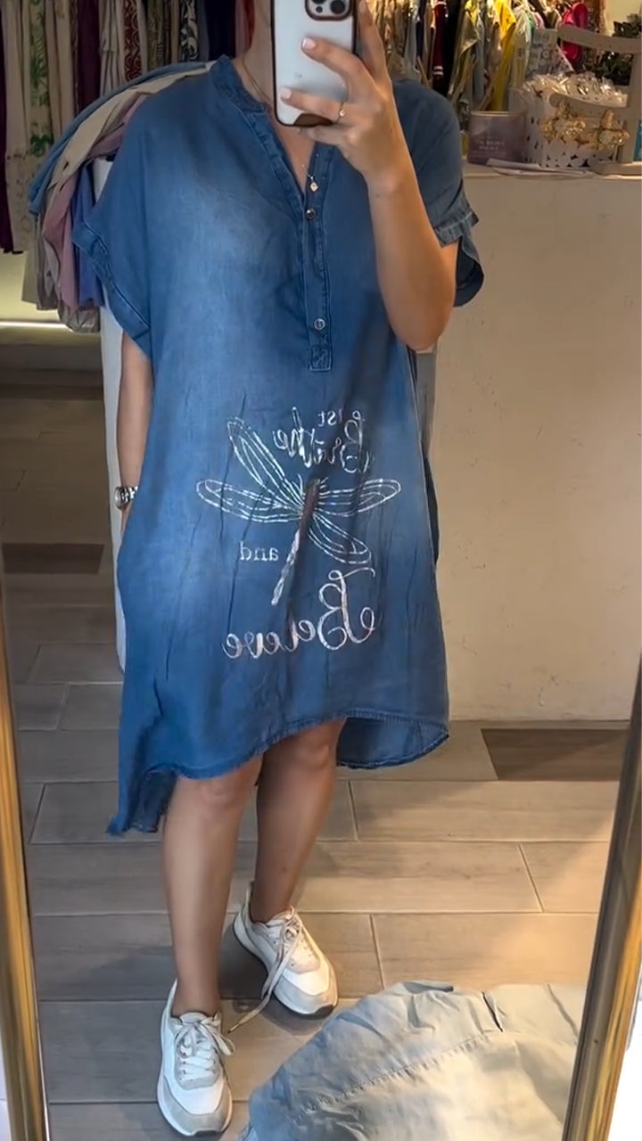Robe décontractée en jean avec col en V et boutons, idéale pour un style quotidien