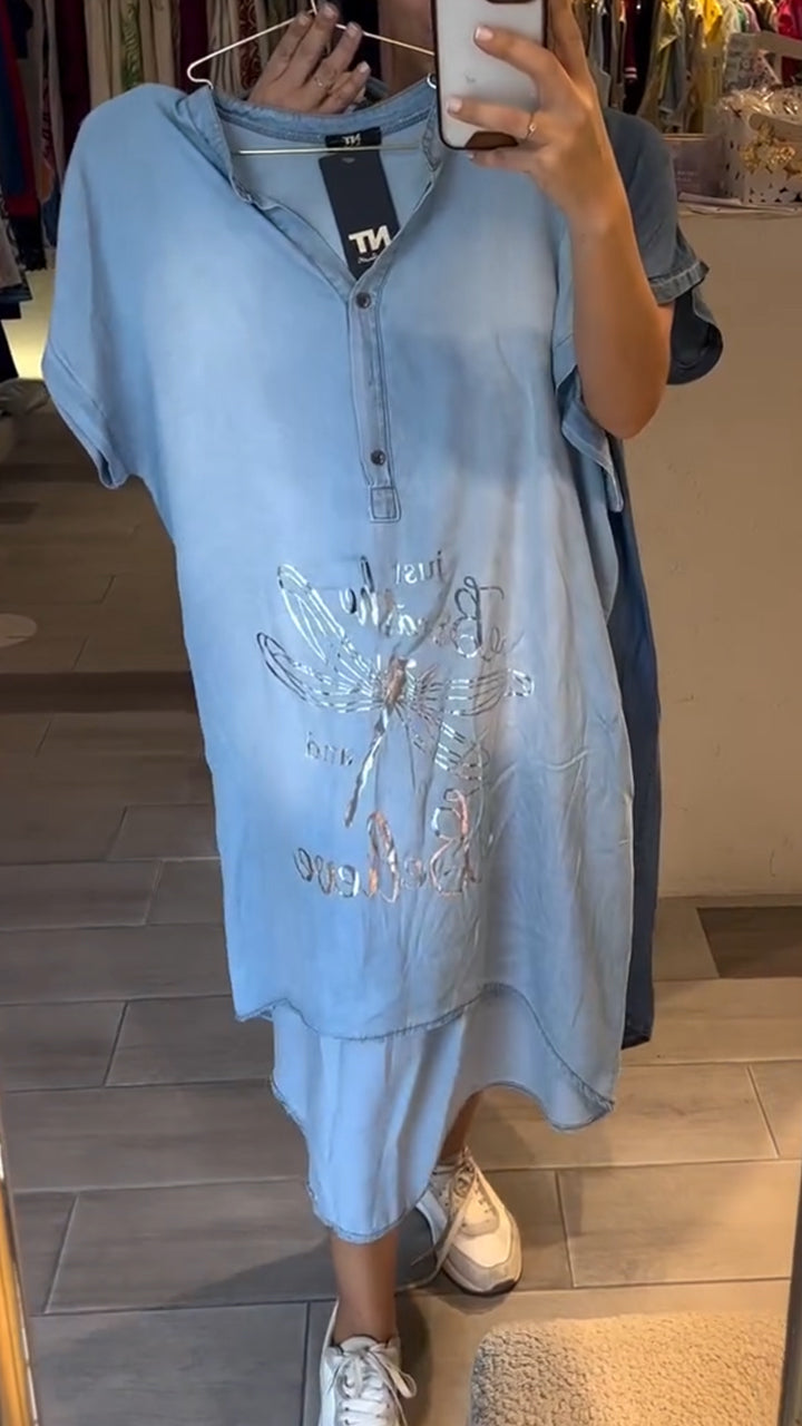 Robe décontractée en jean avec col en V et boutons, idéale pour un style quotidien