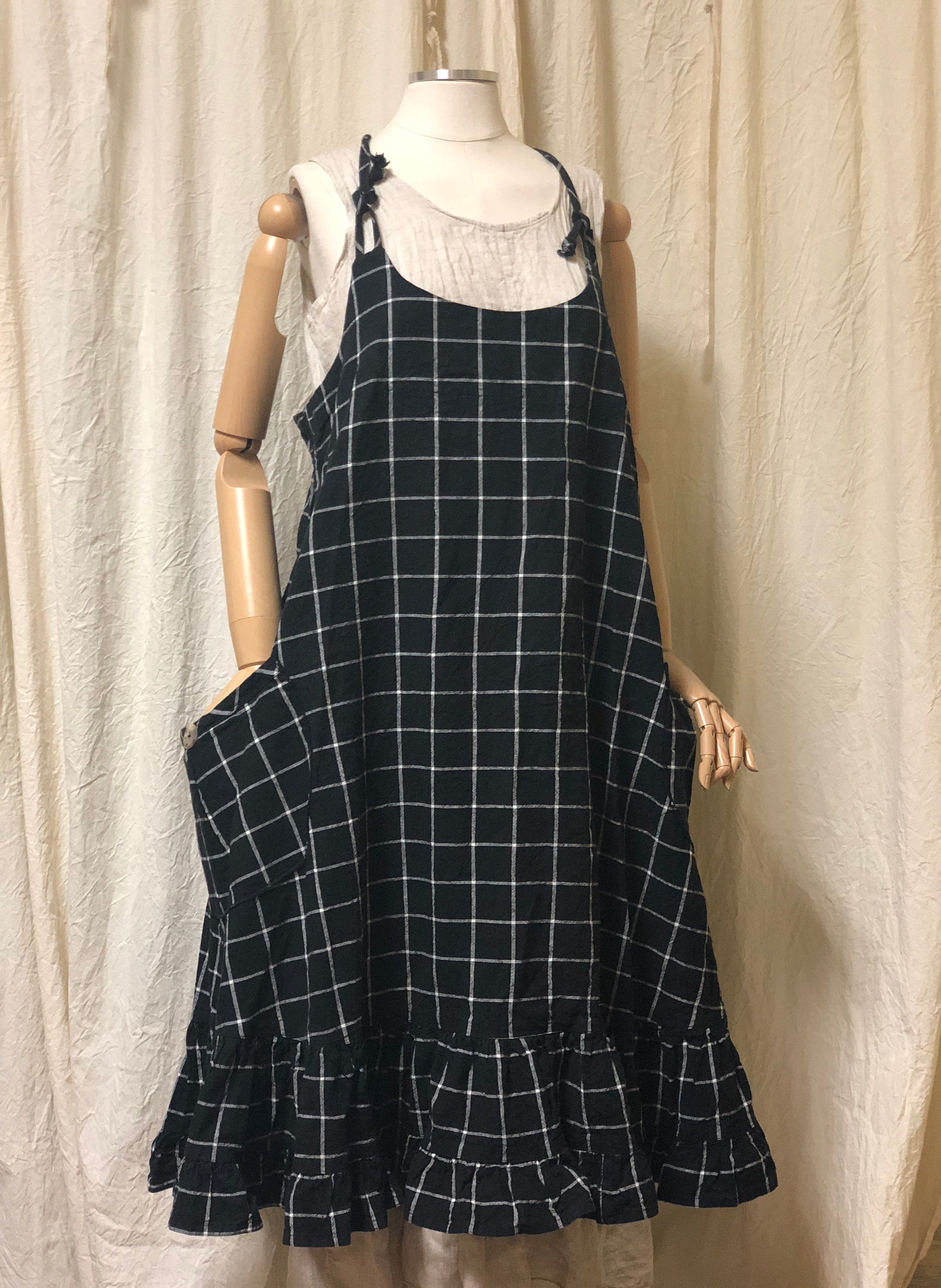 Emma Pinafore, Linen