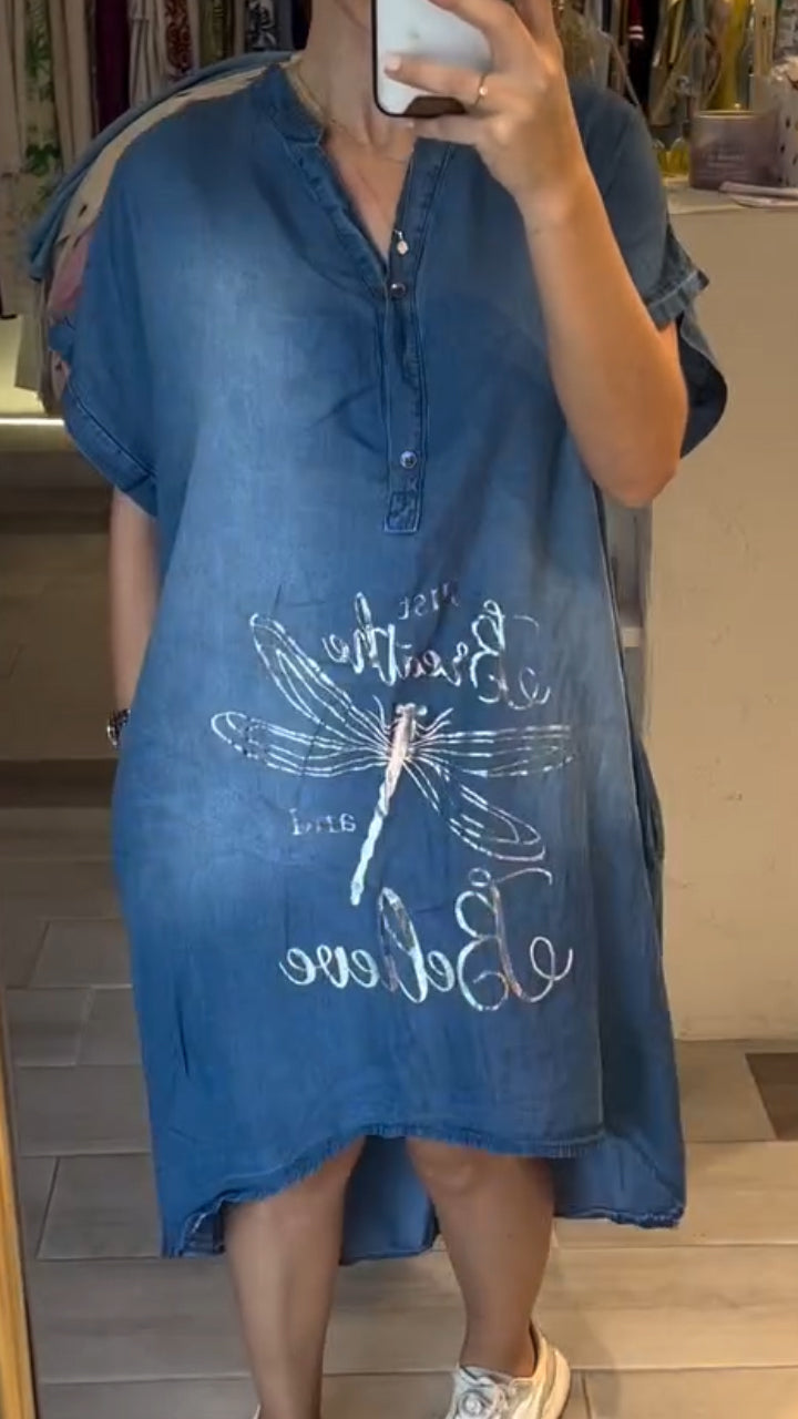 Robe décontractée en jean avec col en V et boutons, idéale pour un style quotidien