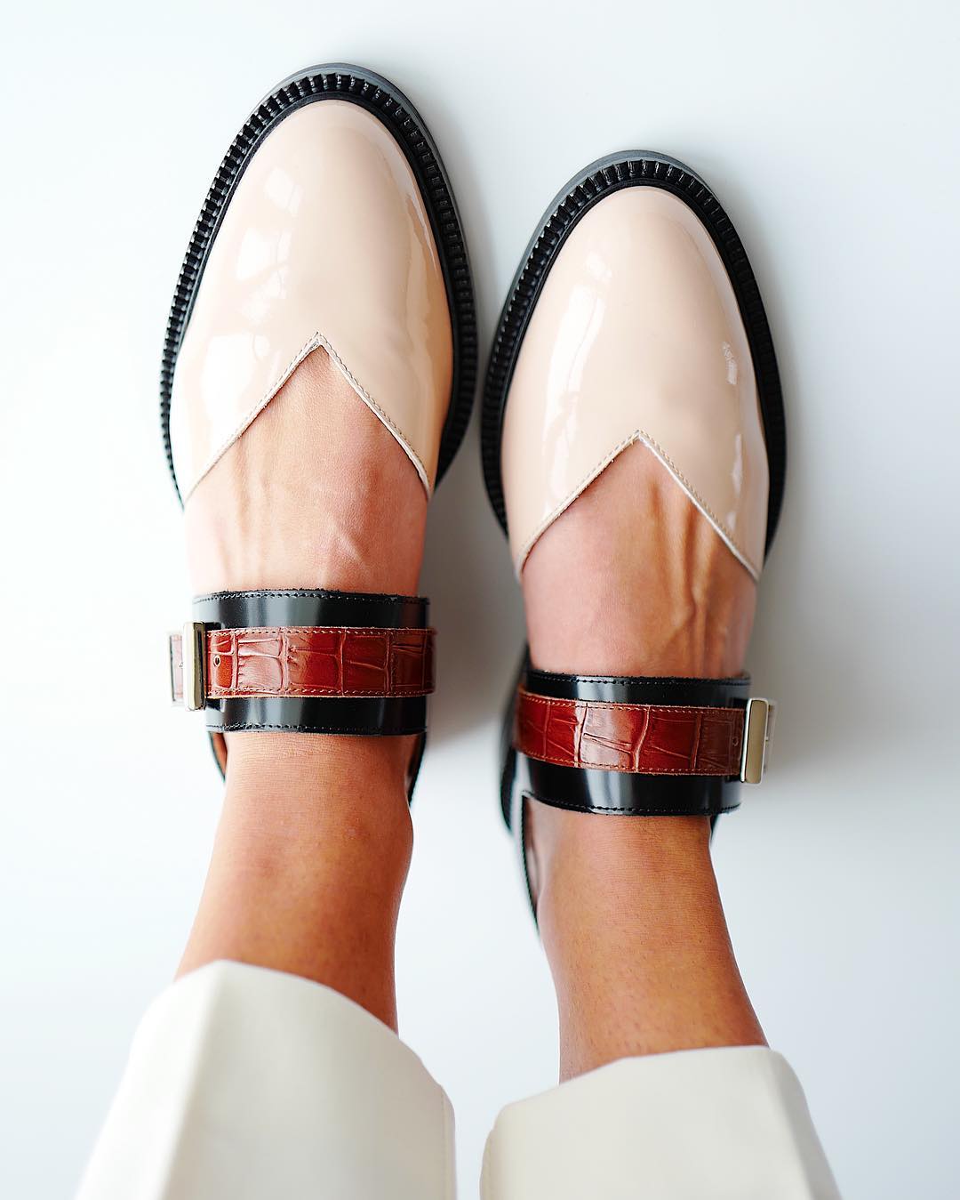 Women's belt buckle sandals