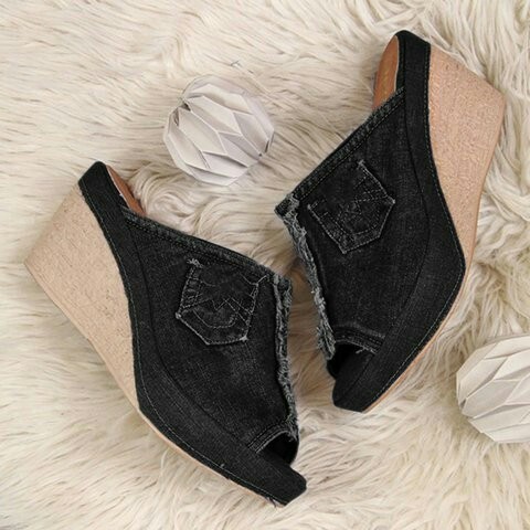 Ethnic women's sandals with medium heels
