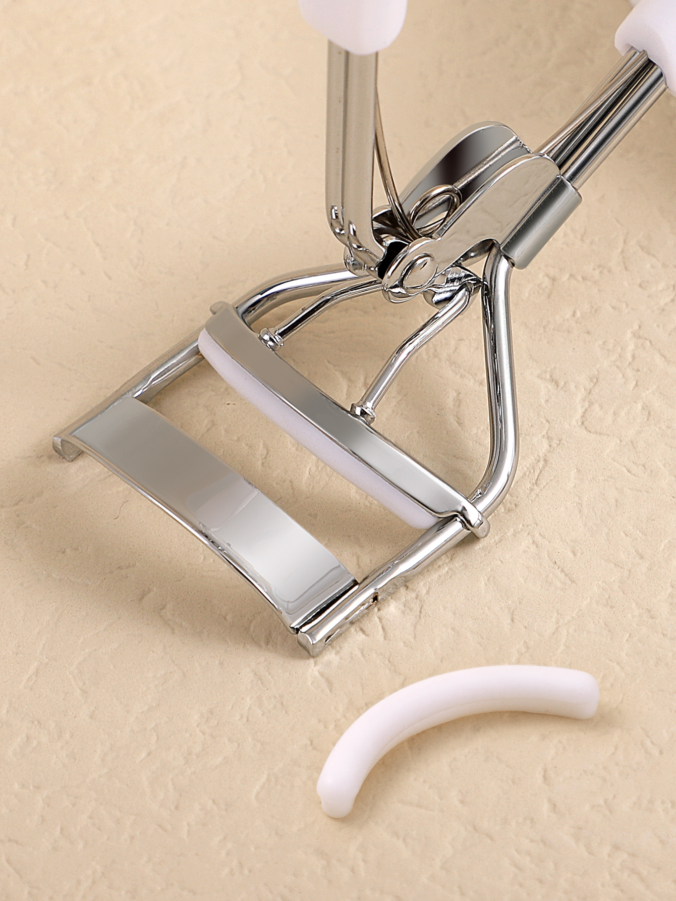 Eyelash curler