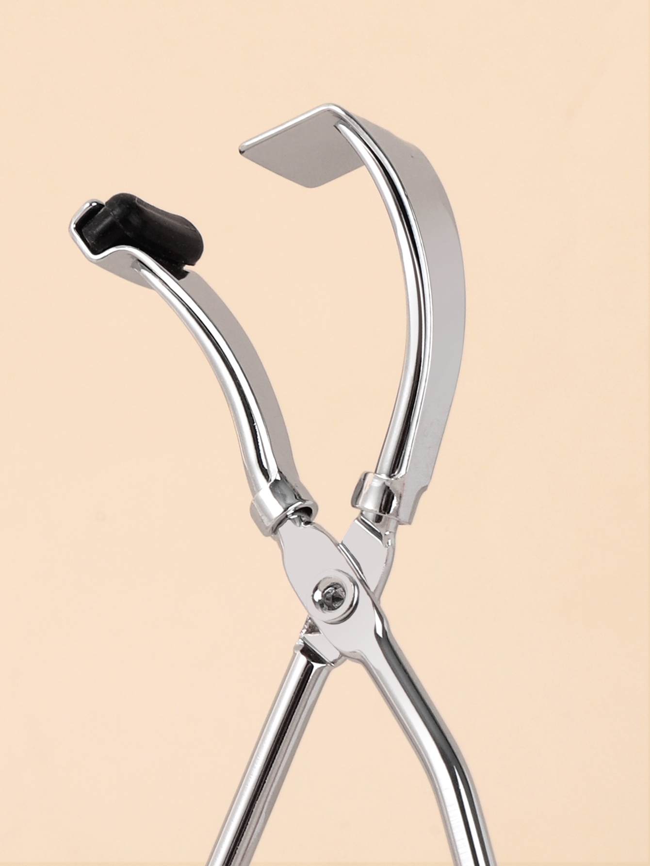 Small angle eyelash curler