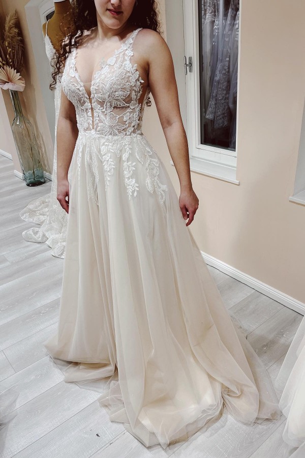Charming A Line V-neck Sleeveless Tulle Wedding Dress with Appliques Lace - YESBABYONLINE