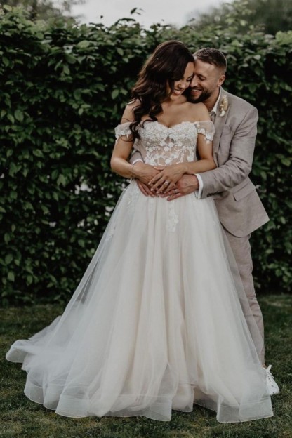Long Off the Shoulder Sweetheart A-Line Tulle Wedding Dress with Appliques - YESBABYONLINE