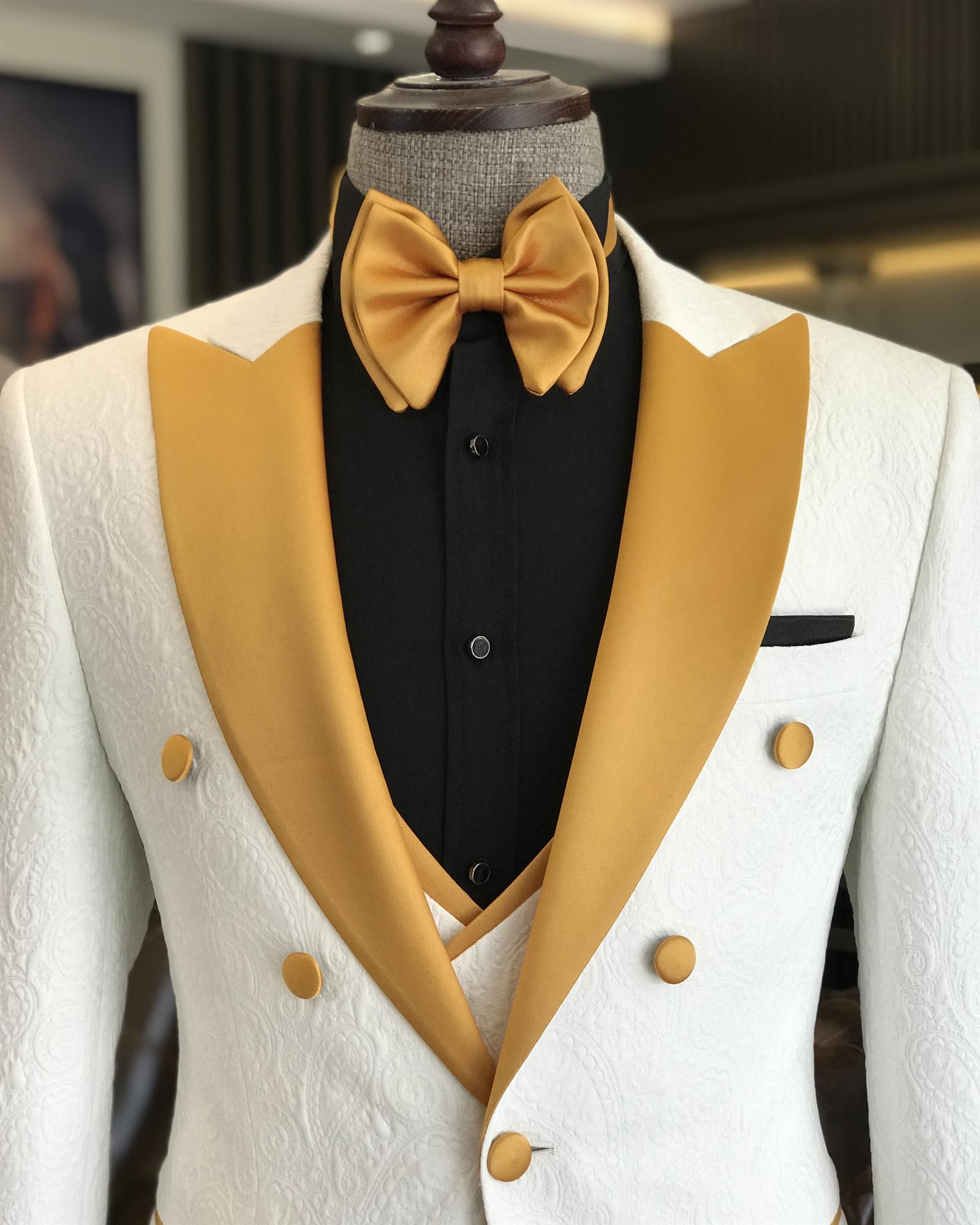 White Three Pieces Jacquard Peaked Lapel Wedding Men Suit