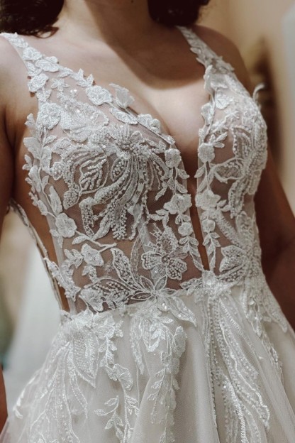 Charming A Line V-neck Sleeveless Tulle Wedding Dress with Appliques Lace - YESBABYONLINE