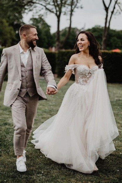 Long Off the Shoulder Sweetheart A-Line Tulle Wedding Dress with Appliques - YESBABYONLINE