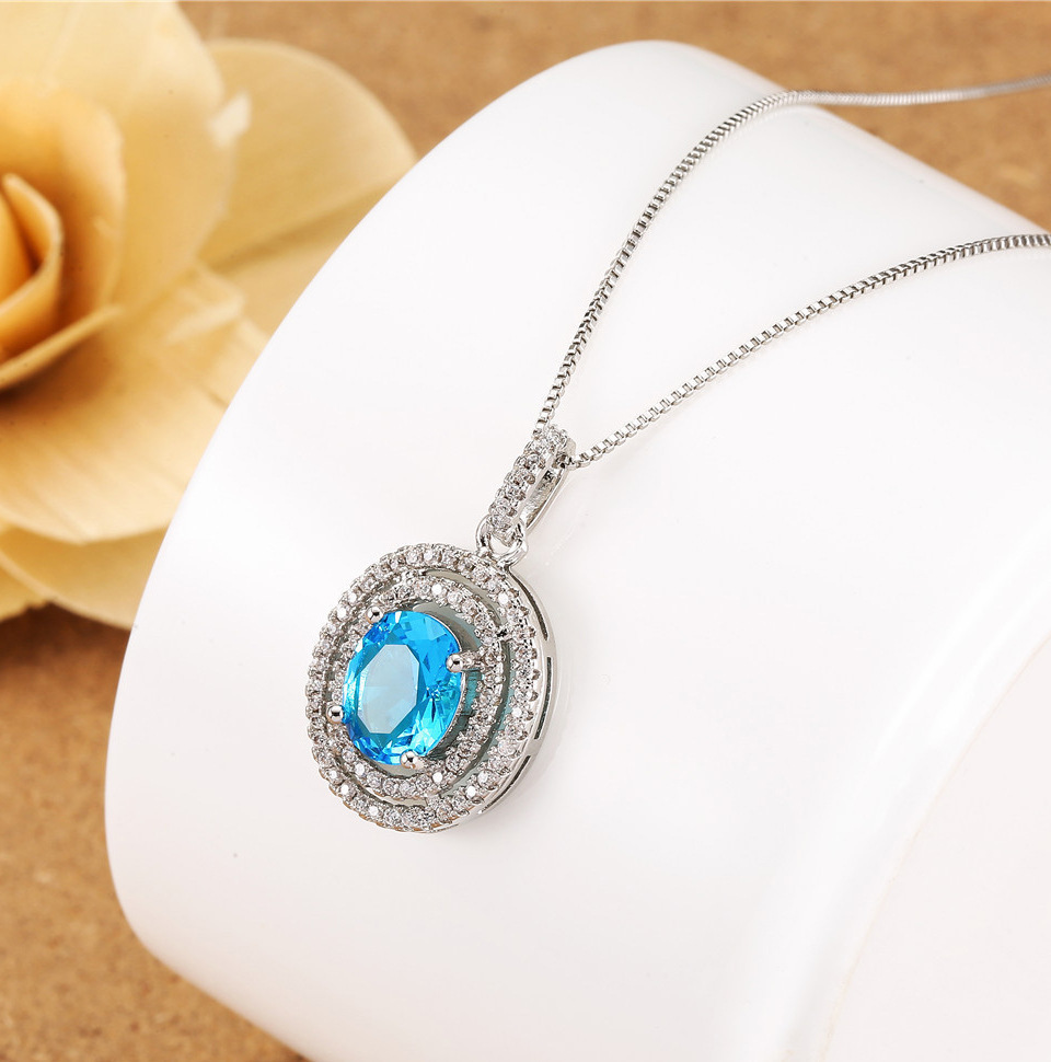 Fashionable Oval Pendant Necklace