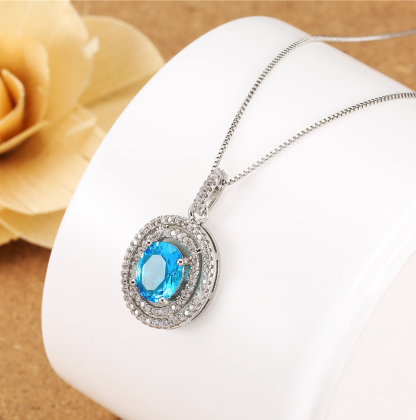 Fashionable Oval Pendant Necklace