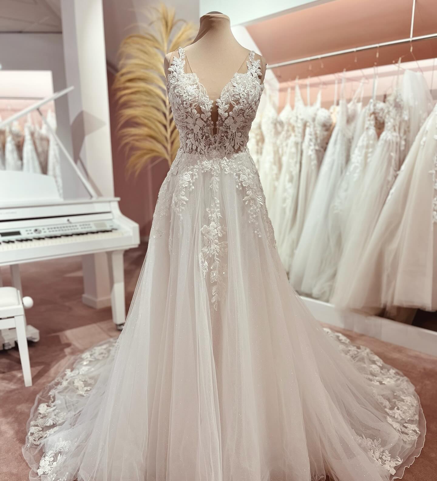 Glamorous White Long V-Neck Sleeveless A-Line Tulle Wedding Dresses with Appliques - YESBABYONLINE
