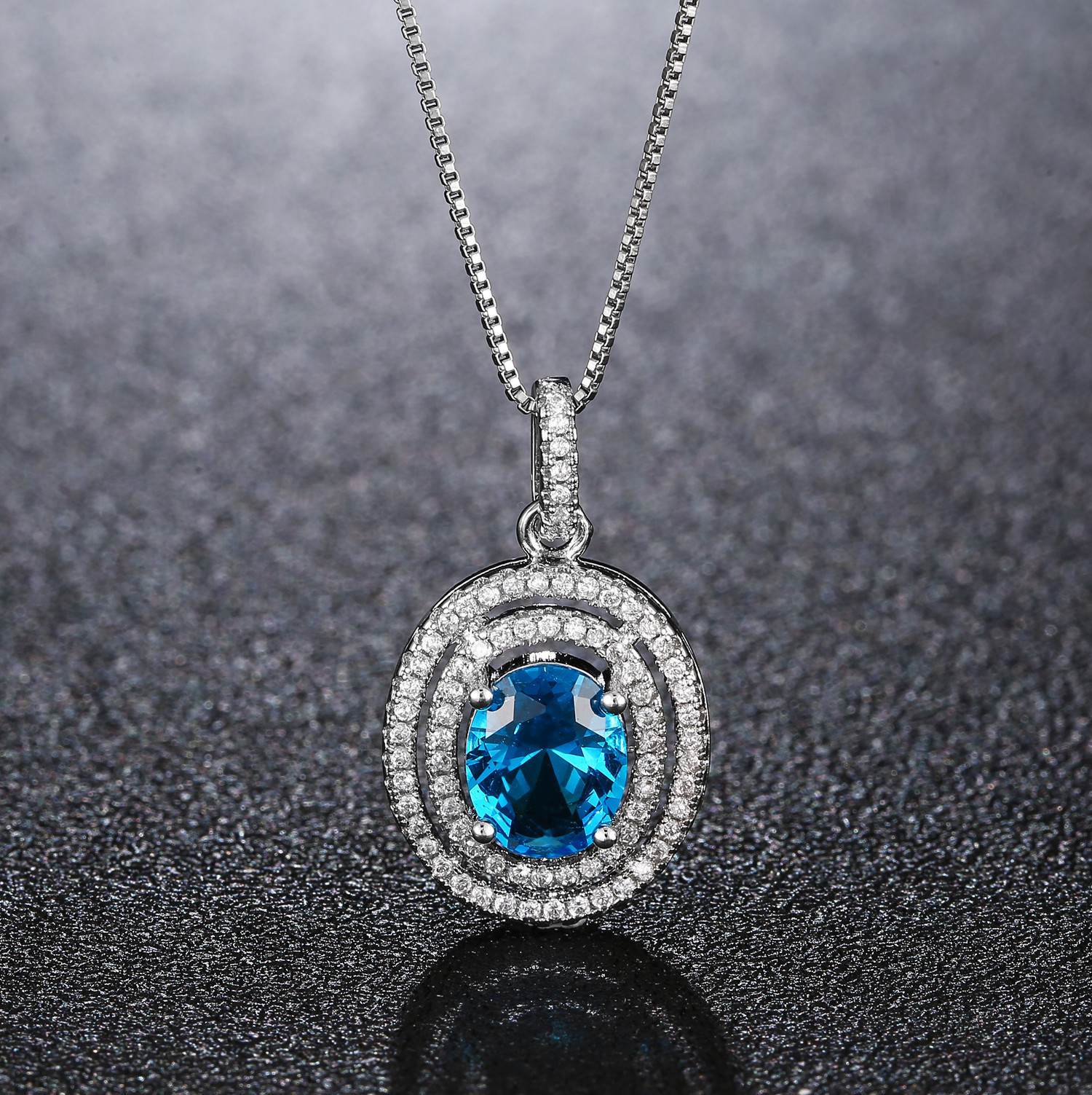 Fashionable Oval Pendant Necklace