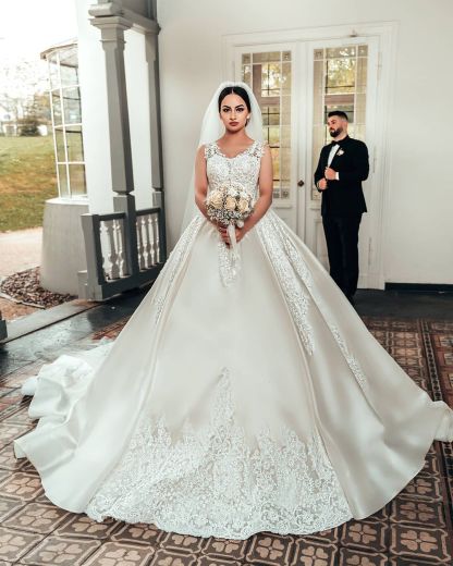 Elegant Long Satin White Sleeveless Appliques Lace A-Line Wedding Dresses - YESBABYONLINE