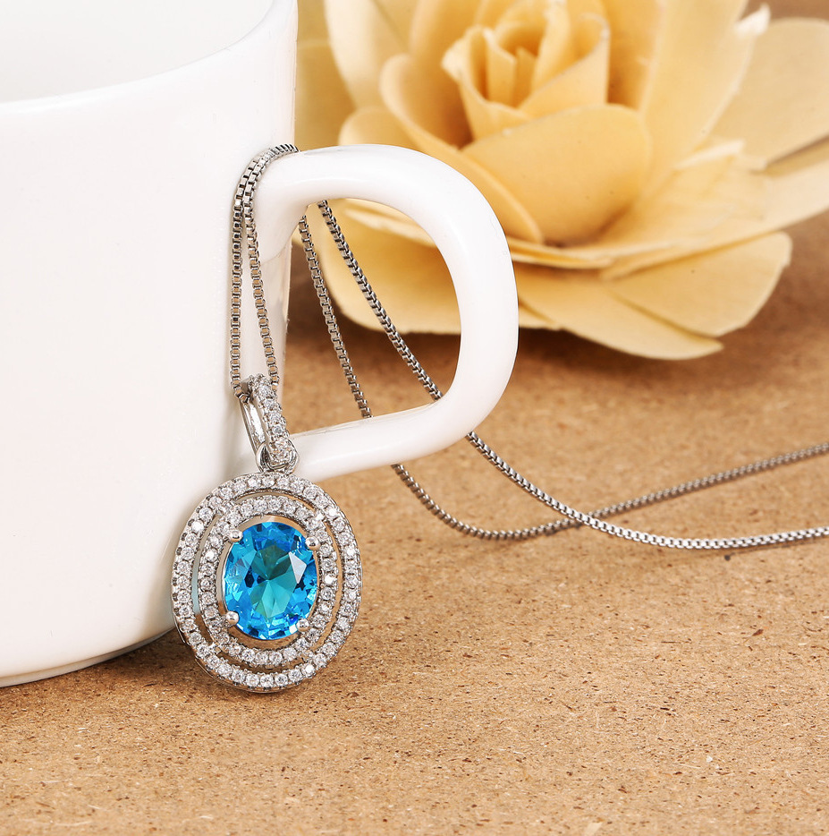 Fashionable Oval Pendant Necklace