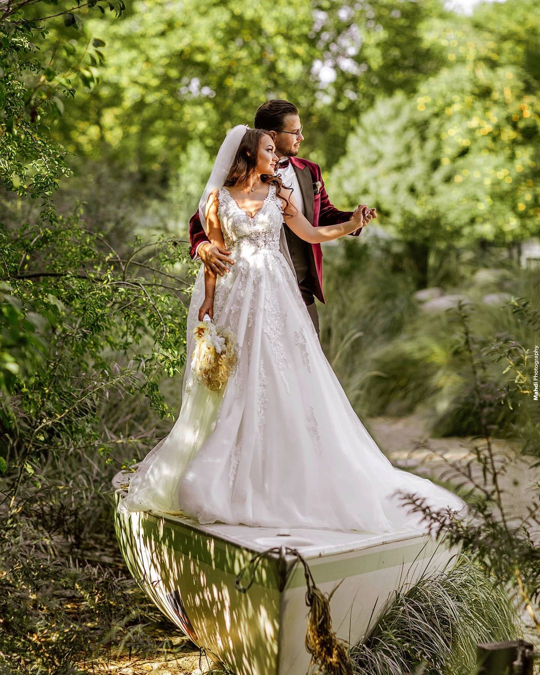 Chicloth Stunning V-Neck Sleeveless Wedding Dress Tulle Long Bridal Gown
